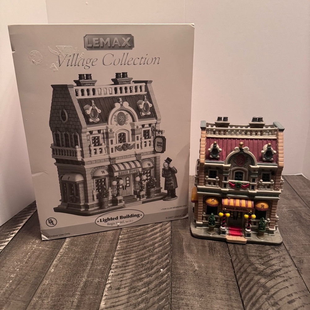 Lemax Regis Hotel Village Collection Lighted Building Club Limited Edition READ